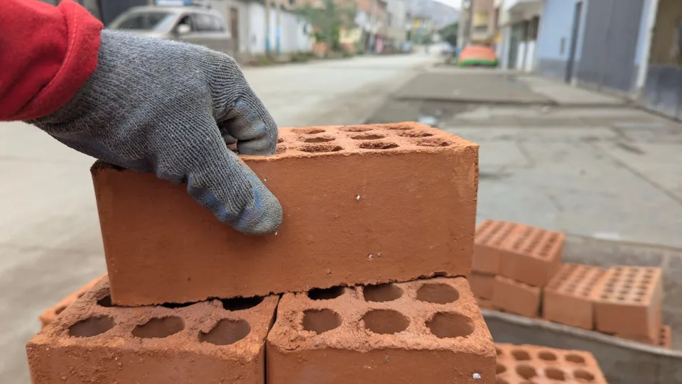 Xi măng, gạch, cát đá giao đủ số lượng đã chốt